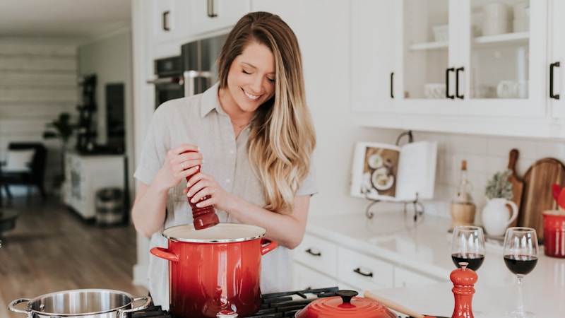 厨房橱柜材质对比与选购指南：门板台面五金全解读